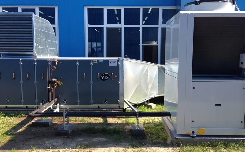 Instalacja chłodnicza przy hali