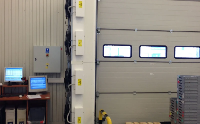 Stanowisko monitoringu instalacji przy bramie hali