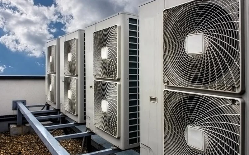 Rząd jednostek zewnętrznych klimatyzacji na dachu