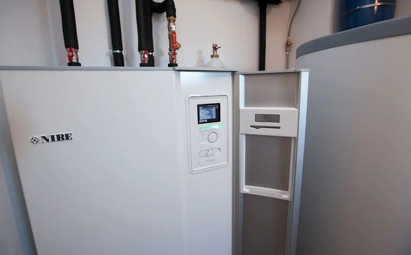 Pompa ciepła NIBE z przewodami instalacji w pomieszczeniu technicznym